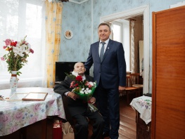 Со 100-летним юбилеем Петра Павловича Третьякова поздравил Глава города Евгений Шулепов